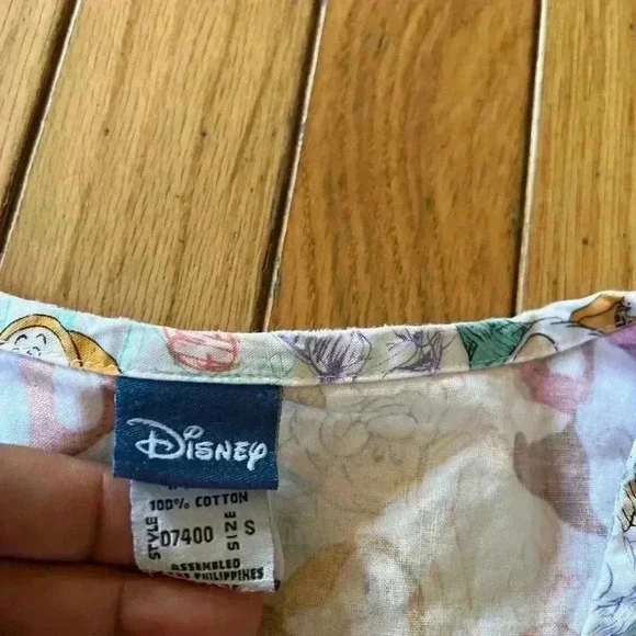 Disney 7 Dwarfs Scrubs Chore Shirt Women’s Size Large Button Down Long Sleeve - Picture 6 of 6